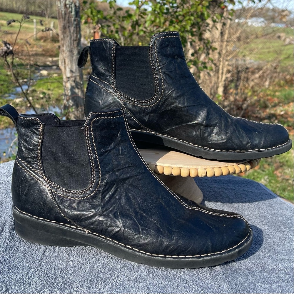 Clark’s Women’s Black Crepe Leather Booties Size 11
